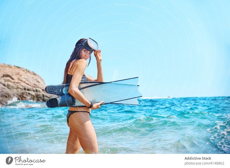 Frau in Bikini und Schwimmbrille im Meer Taucher Schutzbrille MEER Flosse winken Wasser Sonnenlicht Sommer Natur sich[Akk] entspannen stehen Sommerzeit tropisch
