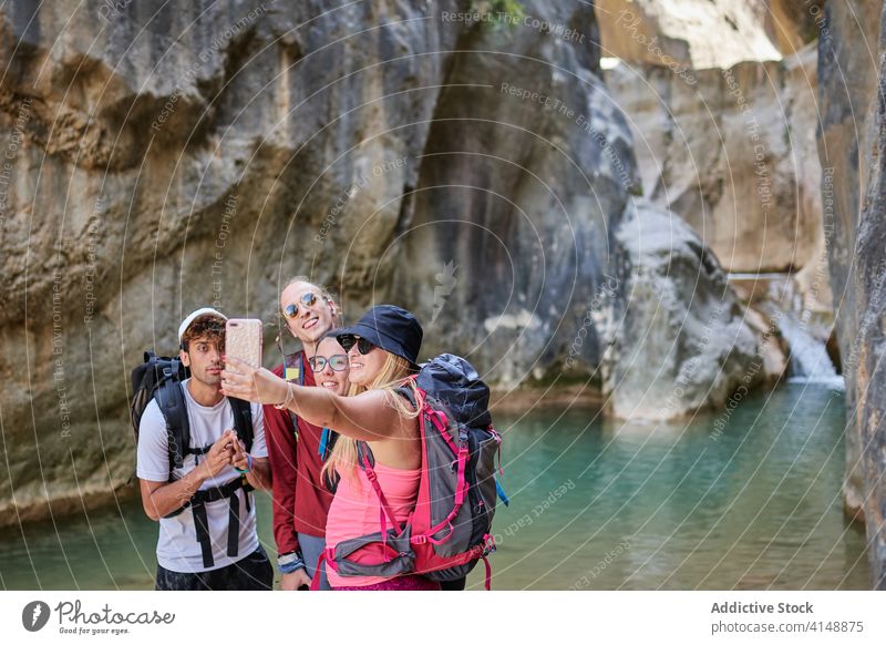 Gesellschaft von Freunden beim Fotografieren im Urlaub Reisender Unternehmen fotografieren Selfie Zusammensein Schlucht Abenteuer Freundschaft Smartphone