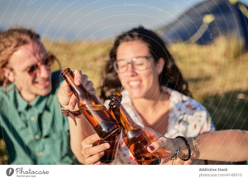 Freunde stoßen in den Bergen mit Flaschen an genießen Wochenende Klirren Menschengruppe sich[Akk] entspannen Alkohol Berge u. Gebirge Sommer Hochland
