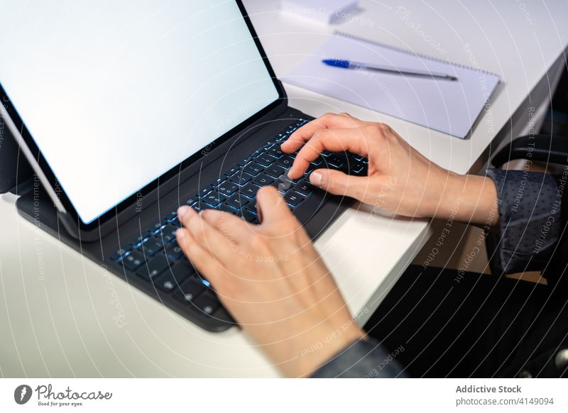 Anonyme beschäftigte Person, die einen Laptop am Arbeitsplatz benutzt benutzend Hand Apparatur Gerät Tippen Keyboard Job online professionell freiberuflich