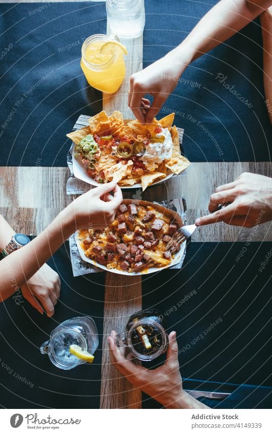 Freunde essen leckere Snacks im Café Lebensmittel Zusammensein Sitzung Mahlzeit Speck Fries nachos Mittagessen gebraten sich[Akk] sammeln Menschengruppe Avocado