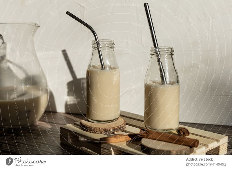 Flaschen mit Milchshake auf Holztisch selbstgemacht Gesundheit Zimt Lebensmittel trinken frisch Frühstück Getränk natürlich geschmackvoll Dessert süß Glas