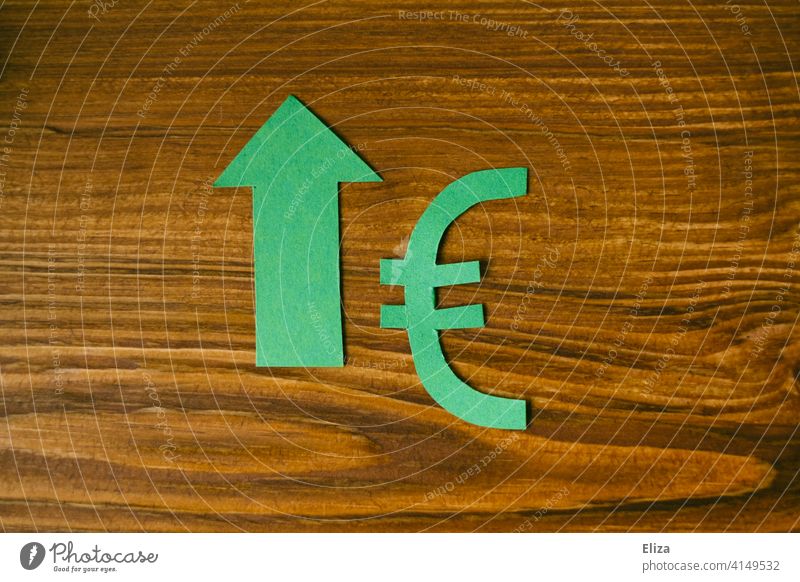 Grünes Eurozeichen mit grünem Pfeil nach oben. Investition, Rendite, Finanzen. Geld Geldanlage Pfeile Aufschwung Gewinn Kapitalwirtschaft Geldfluss finanzierung