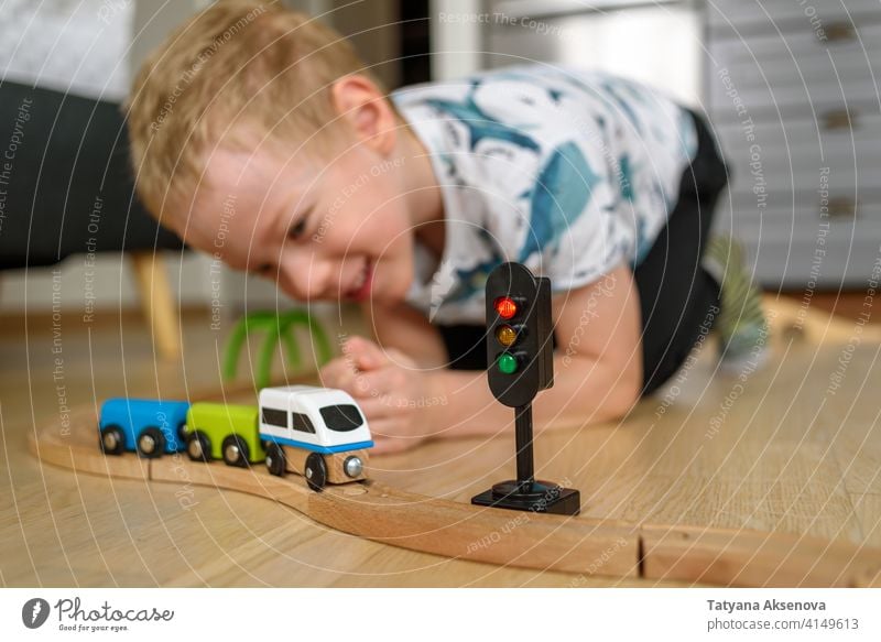 Kleiner Junge spielt Eisenbahn Kind Spielzeug spielen heimwärts Kindheit Spaß Freude Konstruktion Entwicklung Spielen Person im Innenbereich Vorschule Glück