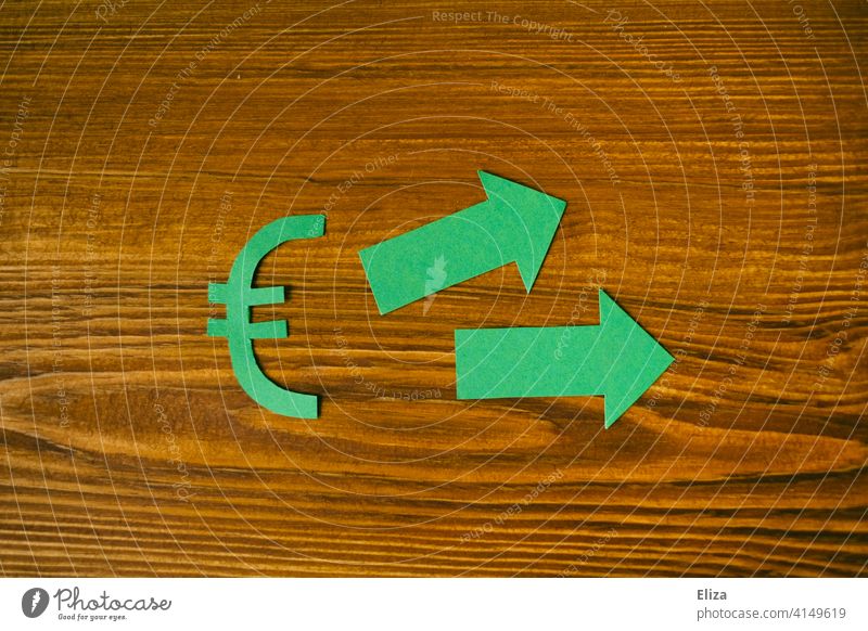 Grünes Eurozeichen mit zwei grünen Pfeilen. Finanzen. Geld Geldanlage Aufschwung Rendite Gewinn Kapitalwirtschaft Geldfluss finanzierung Investition Wirtschaft