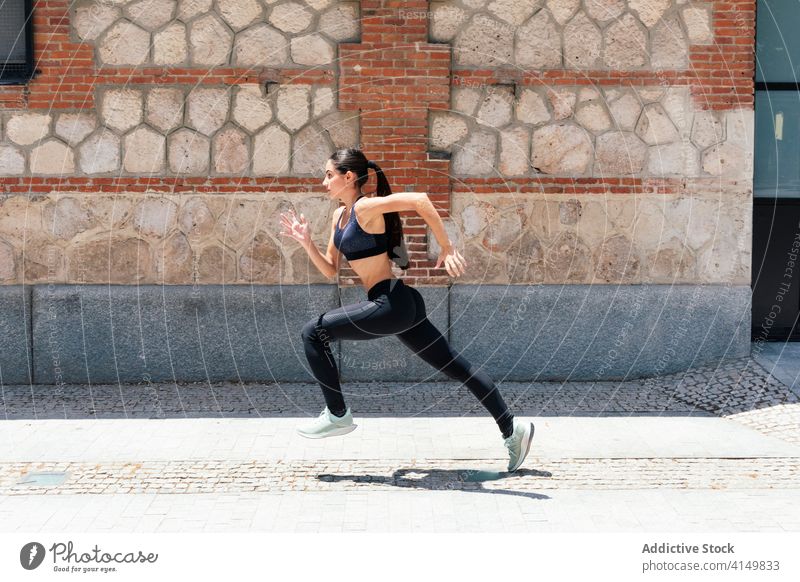 Frau läuft schnell entlang der Straße in der Stadt laufen Läufer Training Großstadt sonnig passen Sportlerin Geschwindigkeit Straßenbelag Übung Athlet