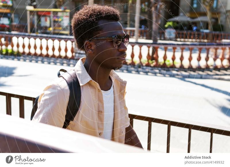 Schwarzer Mann in der Stadt im Sommer Großstadt schlendern Spaziergang Sonnenlicht Sonnenbrille sich[Akk] entspannen Windstille Wochenende männlich ethnisch