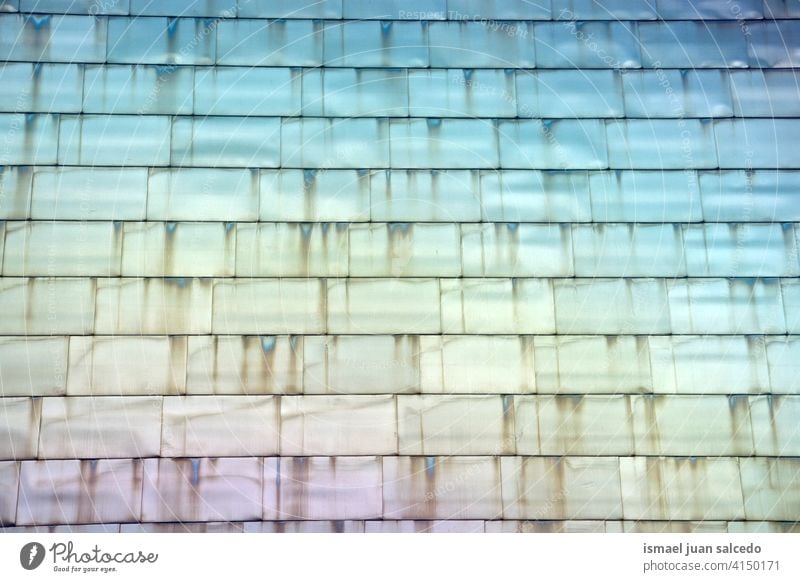 Regenbogen auf der Metallwand Wand metallisch Hintergrund texturiert abstrakt Farben farbenfroh Oberfläche Muster Textur Struktur Architektur alt Material