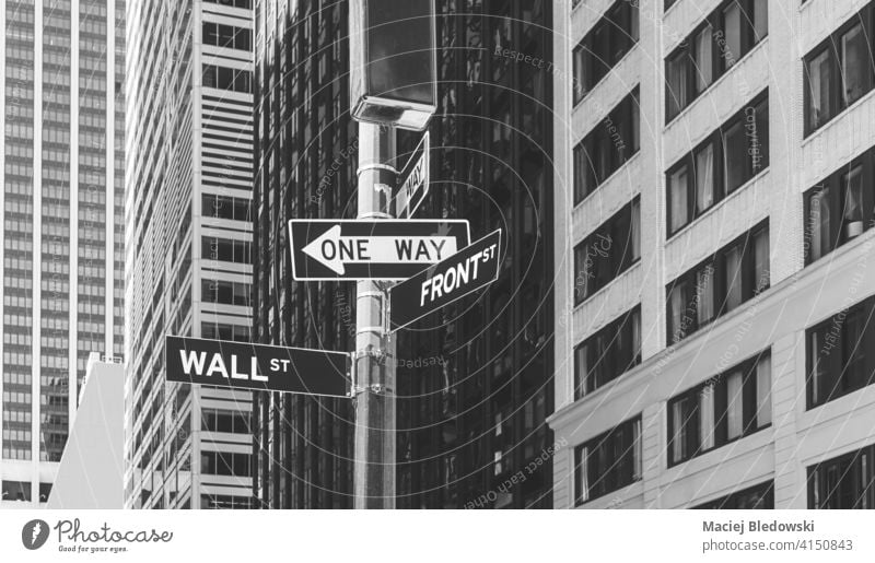 Wall Street, Front Street und Einbahnstraßenschilder, selektiver Fokus, New York City, USA. Vordere Straße einfache Fahrt Zeichen New York State Großstadt