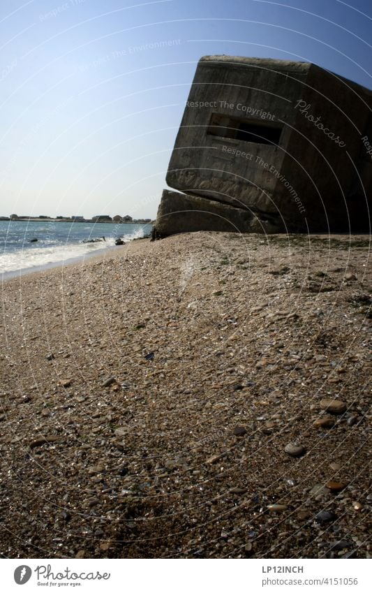 Bunker am Strand Wasser Krieg Ruine Schutz Roboter Beton Küste Rumänien Science Fiction Filmkulisse düster unheimliche Atmosphäre Angst bedrohlich Mauer
