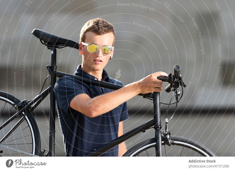 Mann trägt sein Fahrrad auf der Schulter Erwachsener blond lässig Kaukasier Fahrradfahren Radfahrer laufen Beteiligung Lifestyle männlich tausendjährig