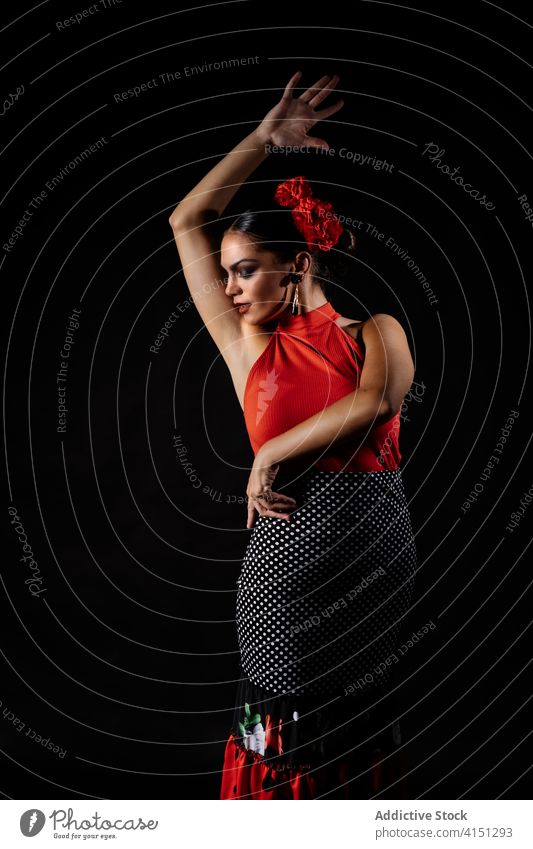 Leidenschaftliche Frau tanzt Flamenco gegen schwarzen Hintergrund Flamencotänzer Tanzen ausführen hispanisch Tradition Anmut sich[Akk] bewegen elegant Tänzer