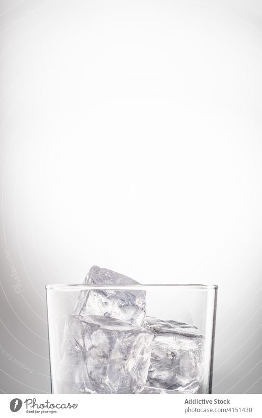 Glas Wasser im Atelier Eis Würfel Erfrischung Kristalle rein aktualisieren cool trinken kalt durchsichtig liquide Getränk übersichtlich natürlich gefroren aqua