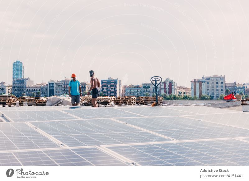 Sonnenkollektoren im Industriegebiet solar Panel Batterie Erneuerung Energie Pflanze modern Ressource alternativ nachhaltig Umwelt Entwicklung Zeitgenosse