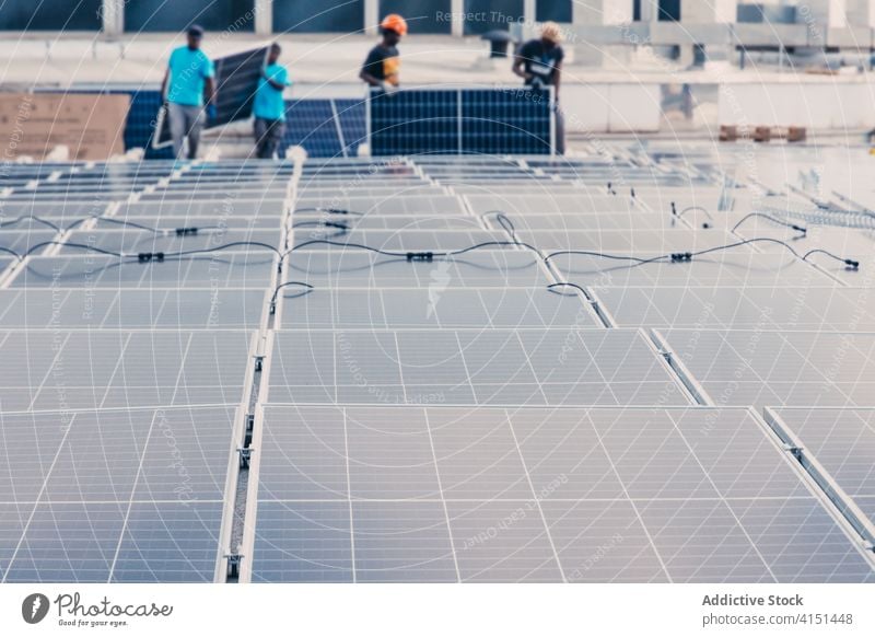Moderne Sonnenkollektoren auf der Baustelle solar Panel industriell installieren Erneuerung Energie Kraft alternativ Arbeiter Menschengruppe ethnisch Fabrik