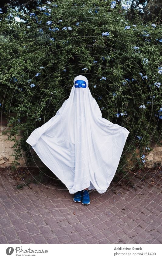Anonymes Kind im Kostüm zu Halloween Geist Tracht Feiertag trist gruselig Veranstaltung Herbst beängstigend unterhalten spukhaft feiern Saison fallen Phantasie