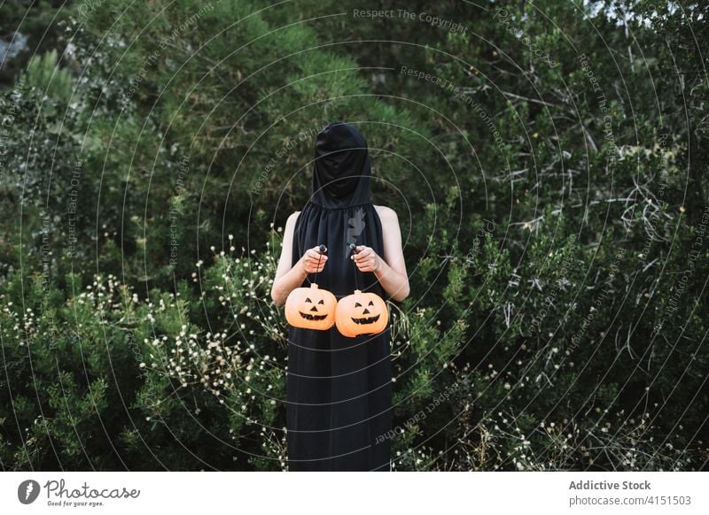 Unkenntlich gemachte Person im Halloween-Kostüm Kürbis Kap beängstigend Umhang Laterne spukhaft leuchten so tun, als ob Deckung Feiertag Veranstaltung Party