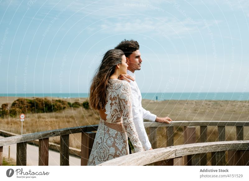 Romantisches Paar genießt Sommertag am Meer romantisch Seeküste genießen bewundern Zusammensein Partnerschaft Jungvermählter Stil Liebe jung Boho Brücke Braut