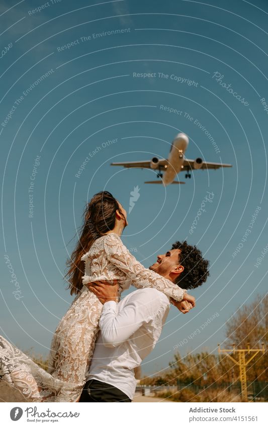 Neuvermähltes Paar genießt romantische Reise Jungvermählter reisen Flugzeug Partnerschaft Liebe Flitterwochen Fliege Glück heiter amourös Zuneigung Zusammensein