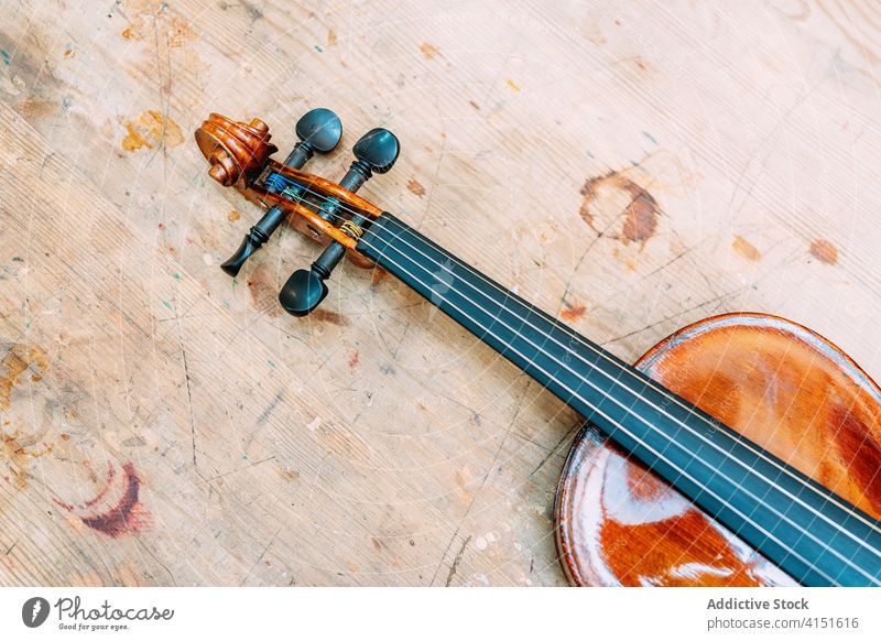 Geige auf Holztisch gelegt modern glänzend Instrument Musik Werkstatt Tisch Melodie hell Schnur Klang Zeitgenosse Design kreativ Kunst Stil elegant einfach neu