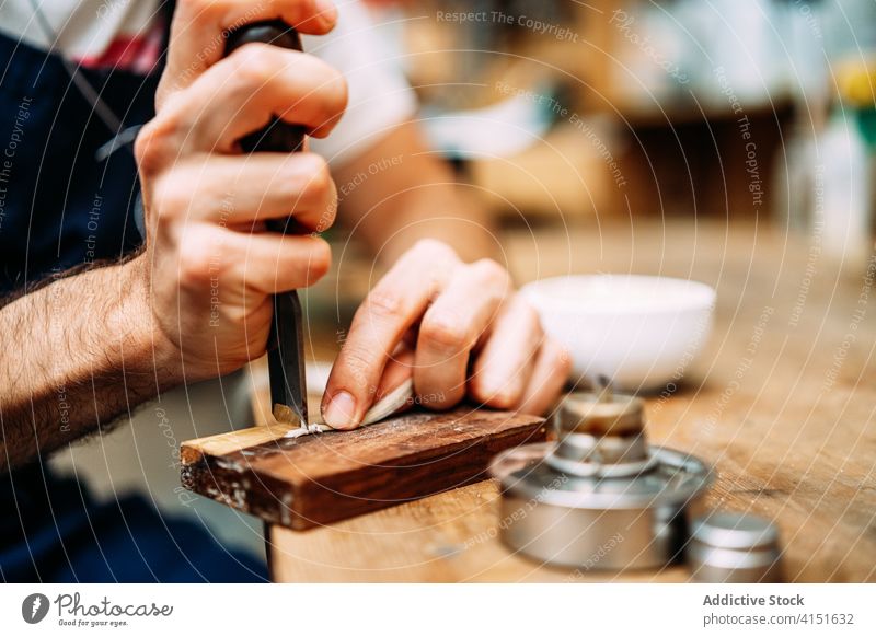 Geigenbauer schneidet Rosshaar für den Bogenbau Zupfinstrumentenmacher Behaarung geschnitten Werkzeug Handwerk Reparatur Kunstgewerbler wiederherstellen Kutter