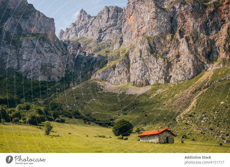 Steinhaus im grünen Bergtal Berge u. Gebirge Tal Ambitus Haus wohnbedingt Picoos de europa Kabine Wiese Landschaft Asturien Spanien malerisch klein Kamm sonnig