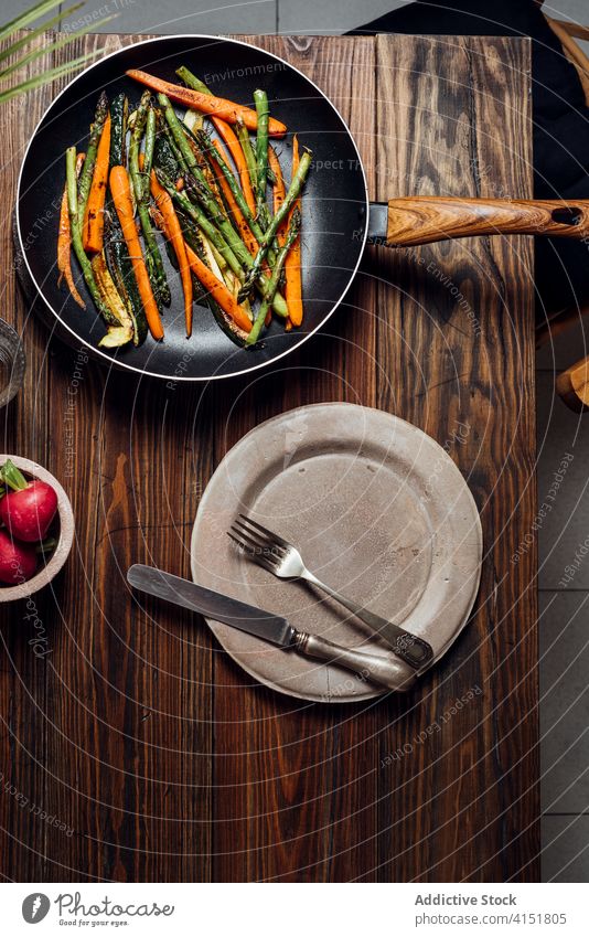 Karotte, Spargel und Zucchini in der Pfanne gebraten, auf dem Tisch Feinschmecker Karotten angebraten Konzept modern mischen neu traditionell Hintergrund