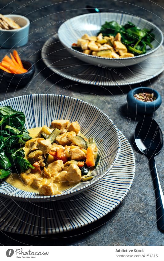 Leckeres Thai-Curry-Kokosnuss-Hühnchen Hähnchen asiatisch Feinschmecker melken Bestandteil lecker Spinat Gemüse Möhre Speise Thailand Fleisch Aroma