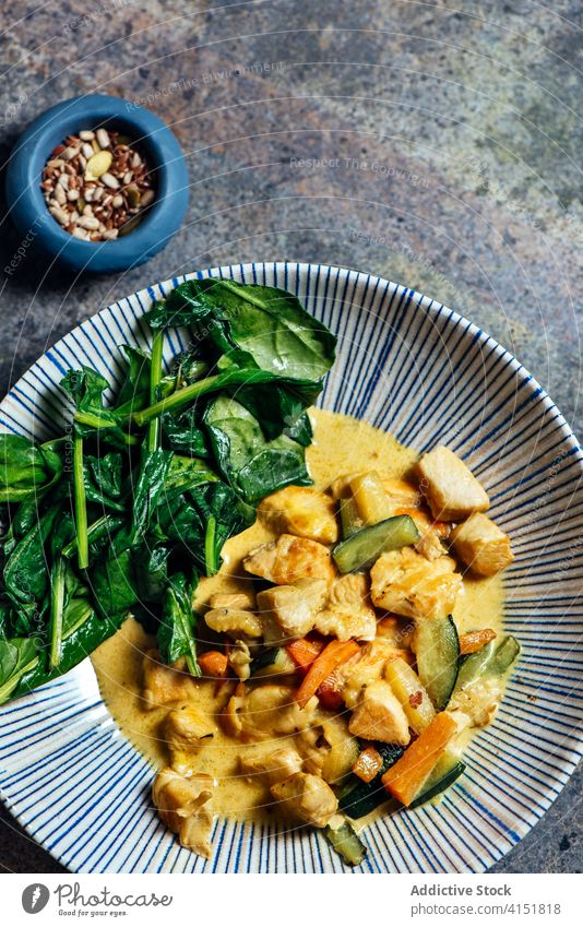 Leckeres Thai-Curry-Kokosnuss-Hühnchen Hähnchen asiatisch Feinschmecker melken Bestandteil lecker Spinat Gemüse Möhre Speise Thailand Fleisch Aroma