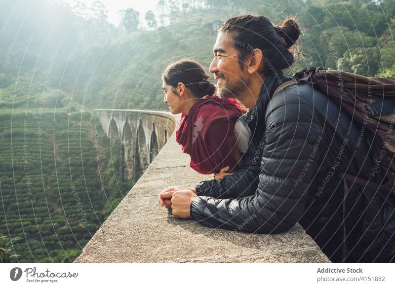 Ethnische Reisende stehen auf einer alten Brücke im Dschungel Reisender Natur Wald Wanderer Paar Freund Aktivität Tourismus ethnisch Glück Lachen heiter