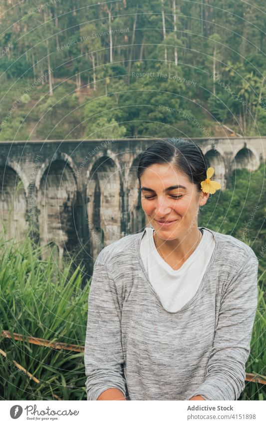 Ethnische Frau vor alter Brücke in der Natur Reisender Dschungel Wald Aktivität Tourismus Lächeln romantisch Sri Lanka Neun-Bogen-Brücke Blume Blüte Glück