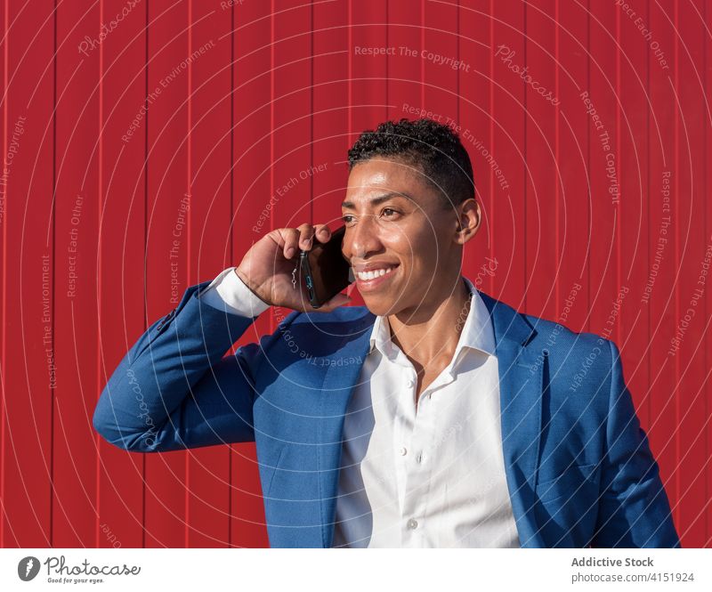 Ethnischer Geschäftsmann im Gespräch am Telefon Smartphone Anruf reden formal Stil Kommunizieren elegant stilvoll gut gekleidet ethnisch Mann Unternehmer