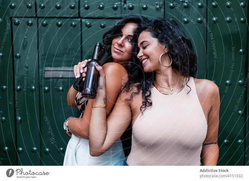 Fröhliche junge Frauen stoßen mit Bierflaschen an Klirren Flasche Partnerschaft Freundin Glück Kälte heiter trinken sich[Akk] entspannen ruhen Zusammensein