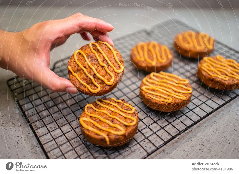 Anonymer Bäcker, der zu Hause Kekse backt backen heimwärts Biskuit Karamell Backwarenbeutel Saucen Belag Küche Lebensmittel kulinarisch Bestandteil frisch