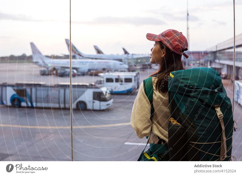 Junge Frau mit Rucksack im Flughafen stehend warten reisen Fenster Tourismus jung Passagier Ausflug asiatisch ethnisch Colombo Sri Lanka Reisender Abheben