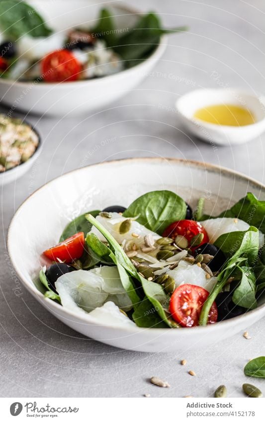Salat mit Fisch und Gemüse Salatbeilage frisch Lebensmittel Tomate Spinat oliv Schalen & Schüsseln kulinarisch Mahlzeit Küche Gesundheit Feinschmecker Speise
