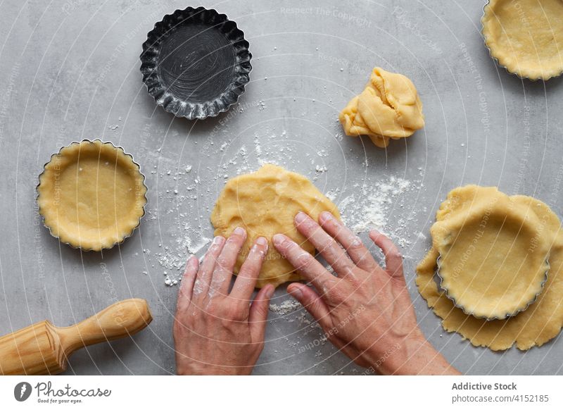 Frau formt Teig für Kuchen Gebäck Teigwaren Mürbeteig Pasteten vorbereiten Formular Schimmelpilze Lebensmittel Koch Küche backen Hand Rezept süß kulinarisch