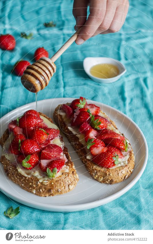 Leckere süße Toasts mit Erdbeere Zuprosten Brot Erdbeeren frisch Frühstück Liebling lecker Lebensmittel Dessert Snack Mahlzeit Teller geschmackvoll dienen