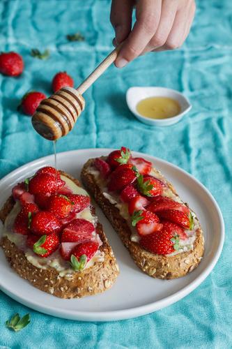 Leckere süße Toasts mit Erdbeere Zuprosten Brot Erdbeeren frisch Frühstück Liebling lecker Lebensmittel Dessert Snack Mahlzeit Teller geschmackvoll dienen