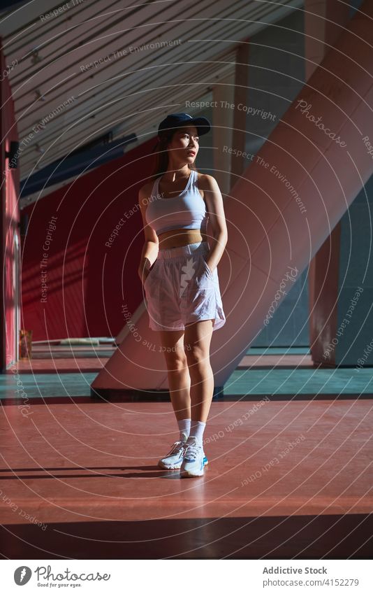 Ruhige asiatische Sportlerin auf der Straße Frau Athlet Bestimmen Sie Windstille Sportbekleidung Sportkleidung schlank passen ethnisch Shorts BH Training