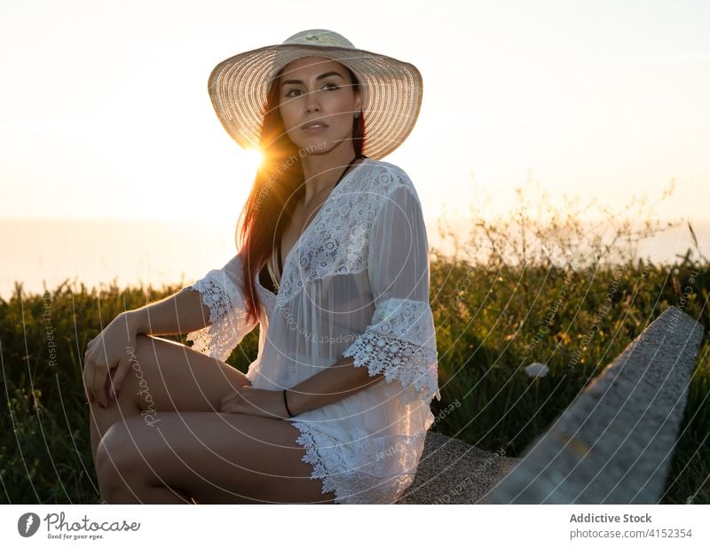 Glückliche Frau, die sich in der Natur ausruht Sonnenuntergang Sommer benutzend ruhen sich[Akk] entspannen Abend MEER Seeküste Gras Inhalt jung Stil Lifestyle