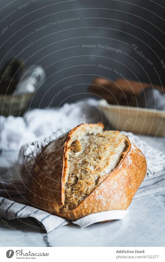 Nahaufnahme eines Laibes Brot Brötchen Kruste Bäckerei Gesundheit Korn Teigwaren köstlich Mittagessen frisch selbstgemacht Mahlzeit Diät braun gebacken
