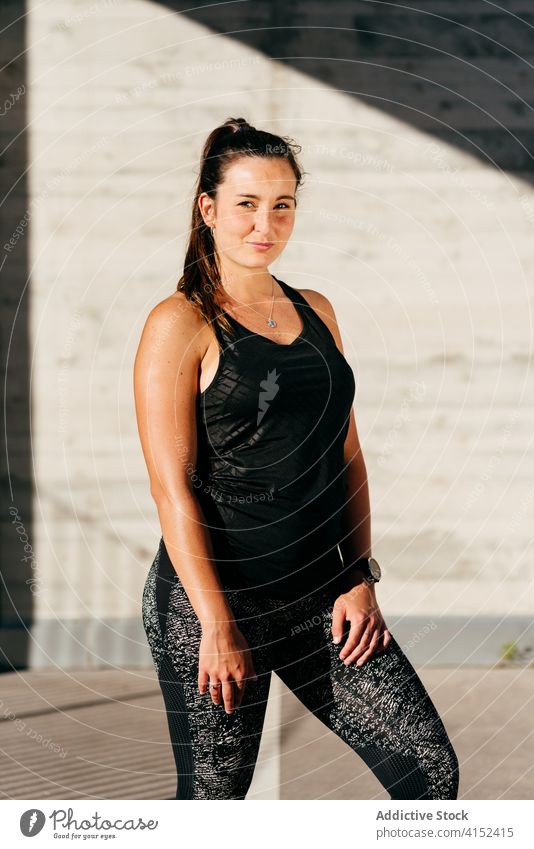 Sportlerin ruht sich beim Training auf der Straße aus Frau stehen Großstadt muskulös Athlet Gesundheit Wellness Sportbekleidung physisch Übung Körper anstrengen