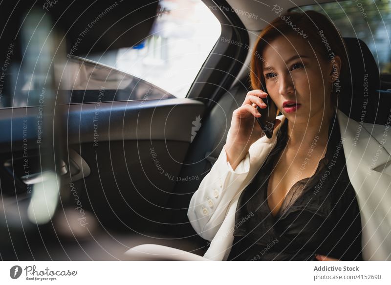 Geschäftsfrau nutzt Smartphone im Auto Frau reden Audio benutzend PKW beschäftigt Unternehmer Reichtum Funktelefon Gerät Business Mobile online Kommunizieren