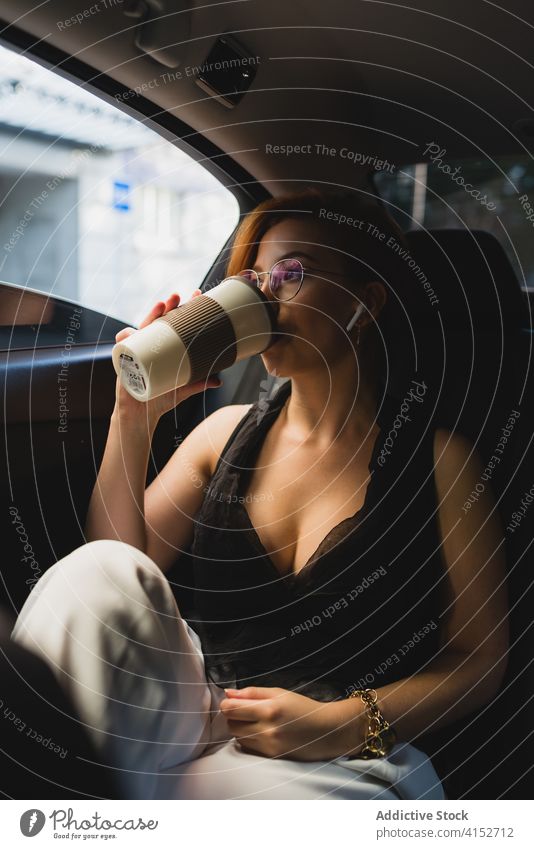 Geschäftsfrau mit Kaffee im Auto Arbeitsweg Frau Imbissbude Passagier PKW Unternehmer Manager Exekutive Taxi Reichtum zum Mitnehmen professionell modern Fenster