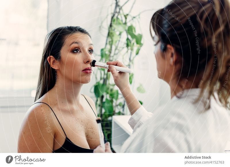 Professionelle Visagistin beim Schminken eines Models Make-up Künstler Pulver Schönheit Frauen Salon visagiste Kosmetik professionell bewerben Gesicht Stil