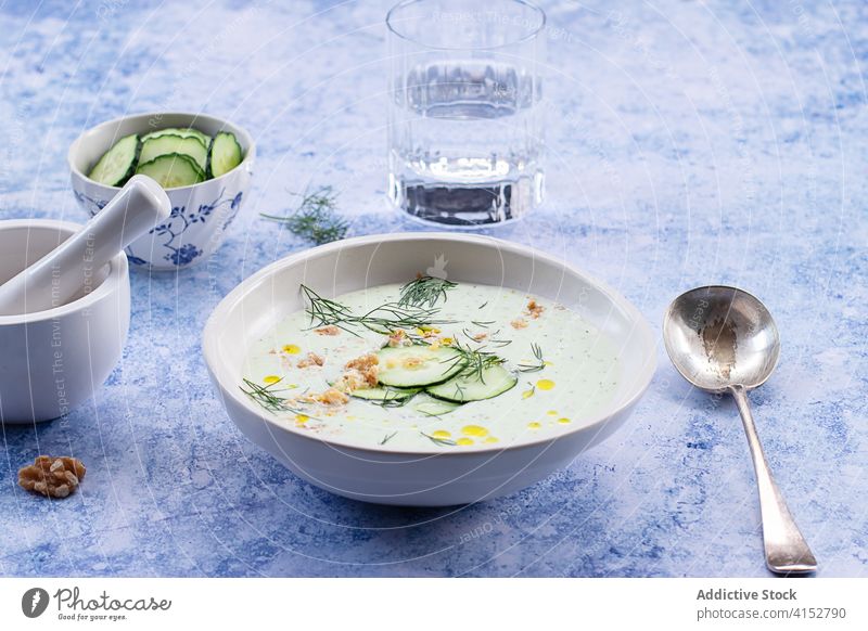 Kalte Gurken-Dill-Suppe in einer Schale serviert lecker Zutaten Essen zubereiten gekühlt erfrischend Löffel Sommer saisonbedingt Amuse-Gueule roh kalte Suppe
