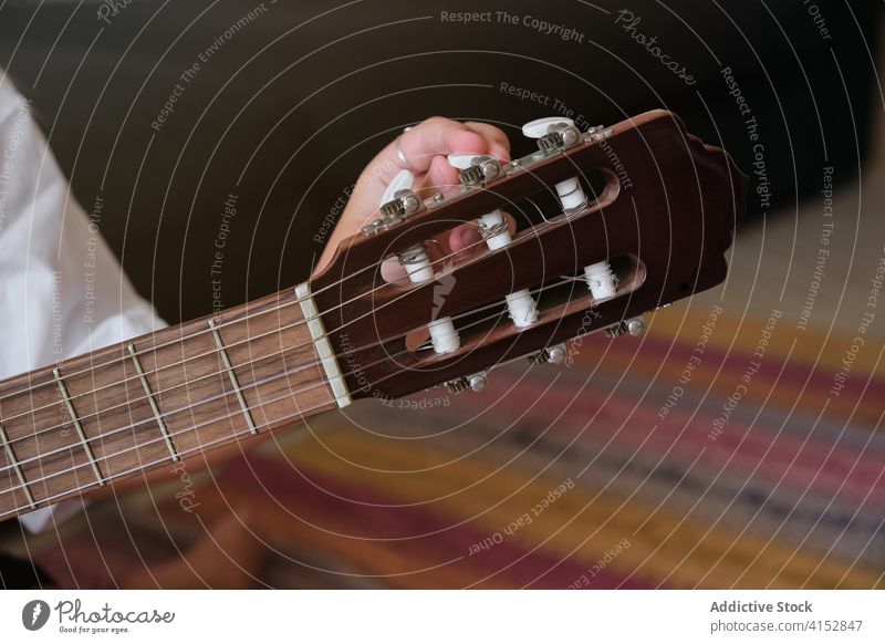 Detail der Hand eines Mädchens, das eine Gitarre stimmt Musik Melodie Künstler Audio im Inneren Finger Musiker ausführen Musical Spieler Gesang üben Klang