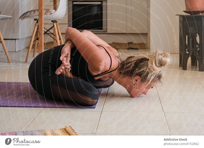 Frau macht Yoga und dehnt ihren Rücken zu Hause Wohlbefinden Pilates Meditation Achtsamkeit Muskel Kunstturnen gestikulieren Gleichgewicht Beweglichkeit