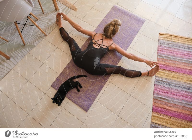 Luftaufnahme einer Frau, die in einem Haus Yoga macht und sich dehnt Antenne Dröhnen Wohlbefinden Meditation Achtsamkeit Muskel Kunstturnen Gleichgewicht